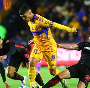 Jugadores de Tigres y Toluca peleando por un balón en el partido de Tigres vs Toluca del Clausura 2026.