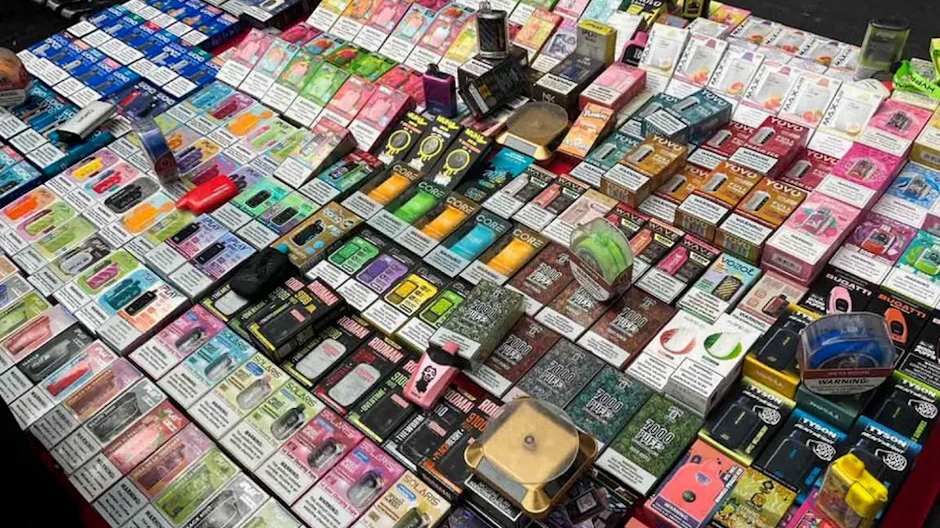 Checa aquí si los vendedores de vapeadores y cigarros electrónicos pueden ser multados en México tras la prohibición de dichos artículos.