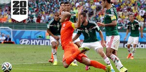 Arjen Robben y Rafael Márquez en la jugada polémica que provocó el penal y la eliminación de México en Brasil 2014.