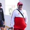 Antonio Mohamed cargando su maleta luego de arribar a su hotel en Monterrey.
