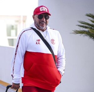 Antonio Mohamed cargando su maleta luego de arribar a su hotel en Monterrey.