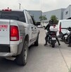 Policías a bordo de motocicletas al lado de una patrulla de la Policía de Tlaquepaque afuera de una plaza comercial