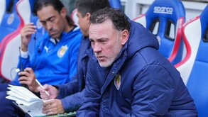 Gabriel Milito analizando el partido durante el Chivas vs Querétaro en Jornada 3 del Apertura 2026.