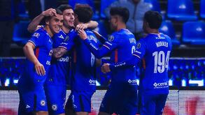 Jugadores de Cruz Azul festejando un gol durante la victoria 500 en Liga MX ante Puebla.