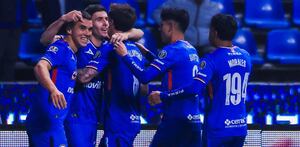Jugadores de Cruz Azul festejando un gol durante la victoria 500 en Liga MX ante Puebla.