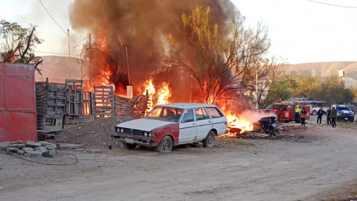 Jacal incendiándose en Ampliación Valle la Rosita de Torreón