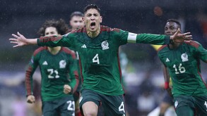 Edson Álvarez celebrando un gol con la Selección Mexicana.