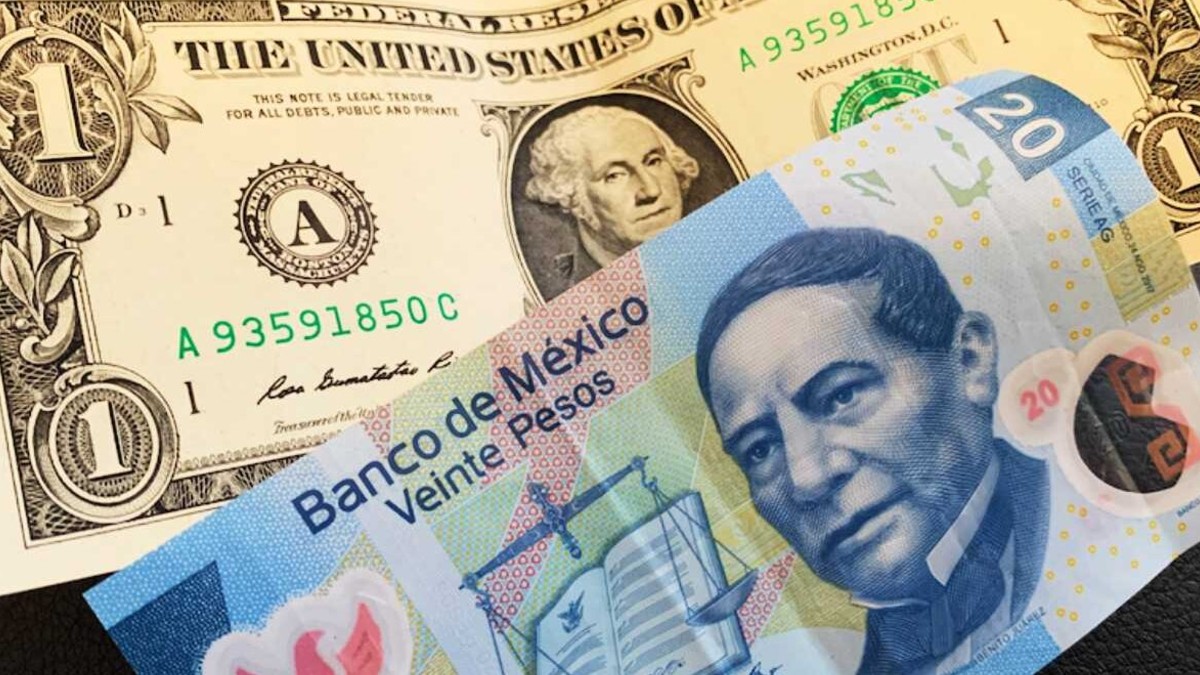 Dólar y billete de 20 pesos mexicanos.