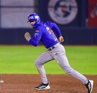Un jugador de los Charros de Jalisco corre por las bases de un estadio, mientras en el primer plano se observa un maletín abierto lleno de dólares.