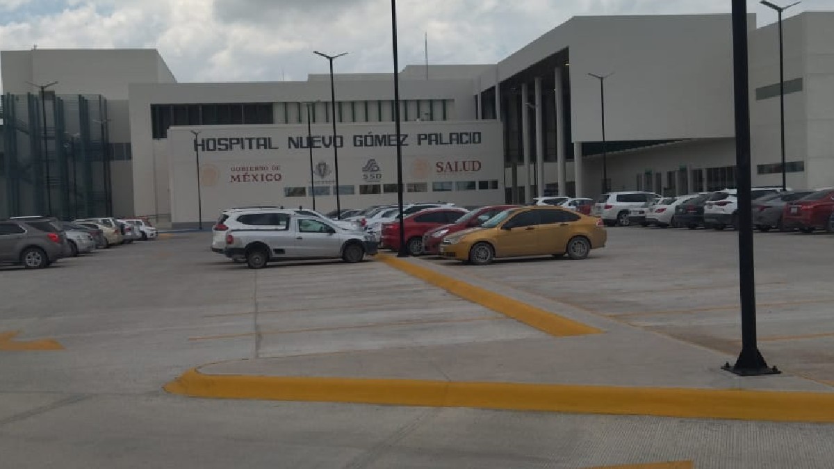 Carros estacionados a las afueras del Hospital de Gómez Palacio