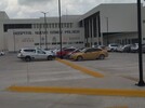 Carros estacionados a las afueras del Hospital de Gómez Palacio