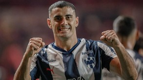 Germán Berterame, delantero naturalizado mexicano, celebrando un gol con el equipo de Rayados.
