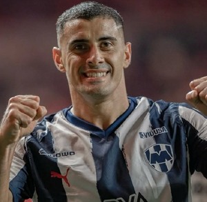 Germán Berterame, delantero naturalizado mexicano, celebrando un gol con el equipo de Rayados.