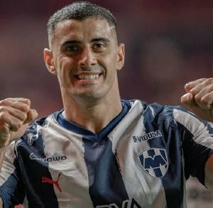 Germán Berterame, delantero naturalizado mexicano, celebrando un gol con el equipo de Rayados.