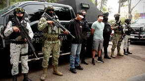 Hombres colombianos con los ojos censurados siendo detenidos por policías de Jalisco, Guardia Nacional y Secretaría de Defensa