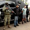 Hombres colombianos con los ojos censurados siendo detenidos por policías de Jalisco, Guardia Nacional y Secretaría de Defensa