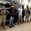Hombres colombianos con los ojos censurados siendo detenidos por policías de Jalisco, Guardia Nacional y Secretaría de Defensa