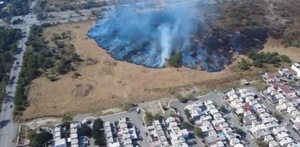 Incendio en terreno baldío en Monterrey.