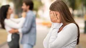 Mujer llorando al ver a su novio con otra.