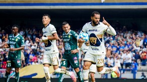 Juninho celebrando su primer gol con Pumas ante León.