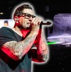 Avenged Sevenfold iluminó su escenario con los colores de la bandera de México.