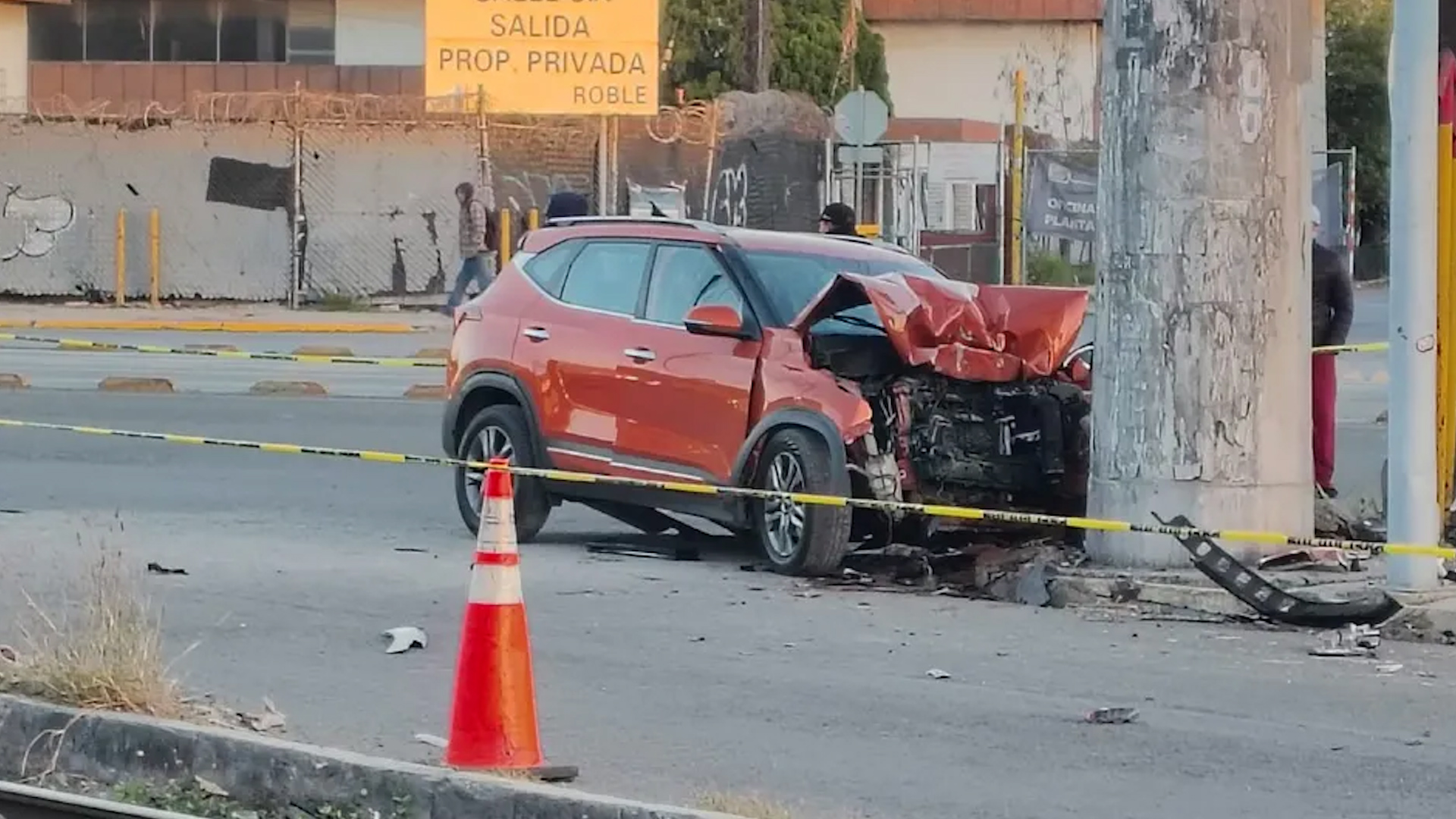 El conductor regresaba de una salida con sus amigos. Autoridades realizaron maniobras para retirar el vehículo.