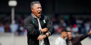 Nacho Ambriz dirigiendo a Club León en el partido contra Pumas.