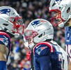 Jugadores de los Patriotas durante su juego de Ronda de Comodines contra los Chargers.