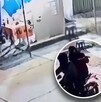 Un video captó a dos sujetos a bordo de una motocicleta disparando contra un hombre en un salón de fiestas en San Mateo Atenco.