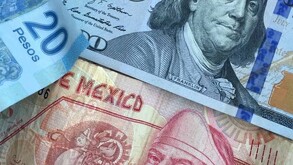 Dólar y pesos estadounidenses este domingo 18 de enero de 2026.