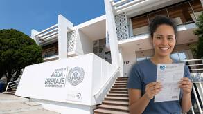 Mujer con recibo de Agua y Drenaje en Monterrey.