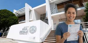 Mujer con recibo de Agua y Drenaje en Monterrey.