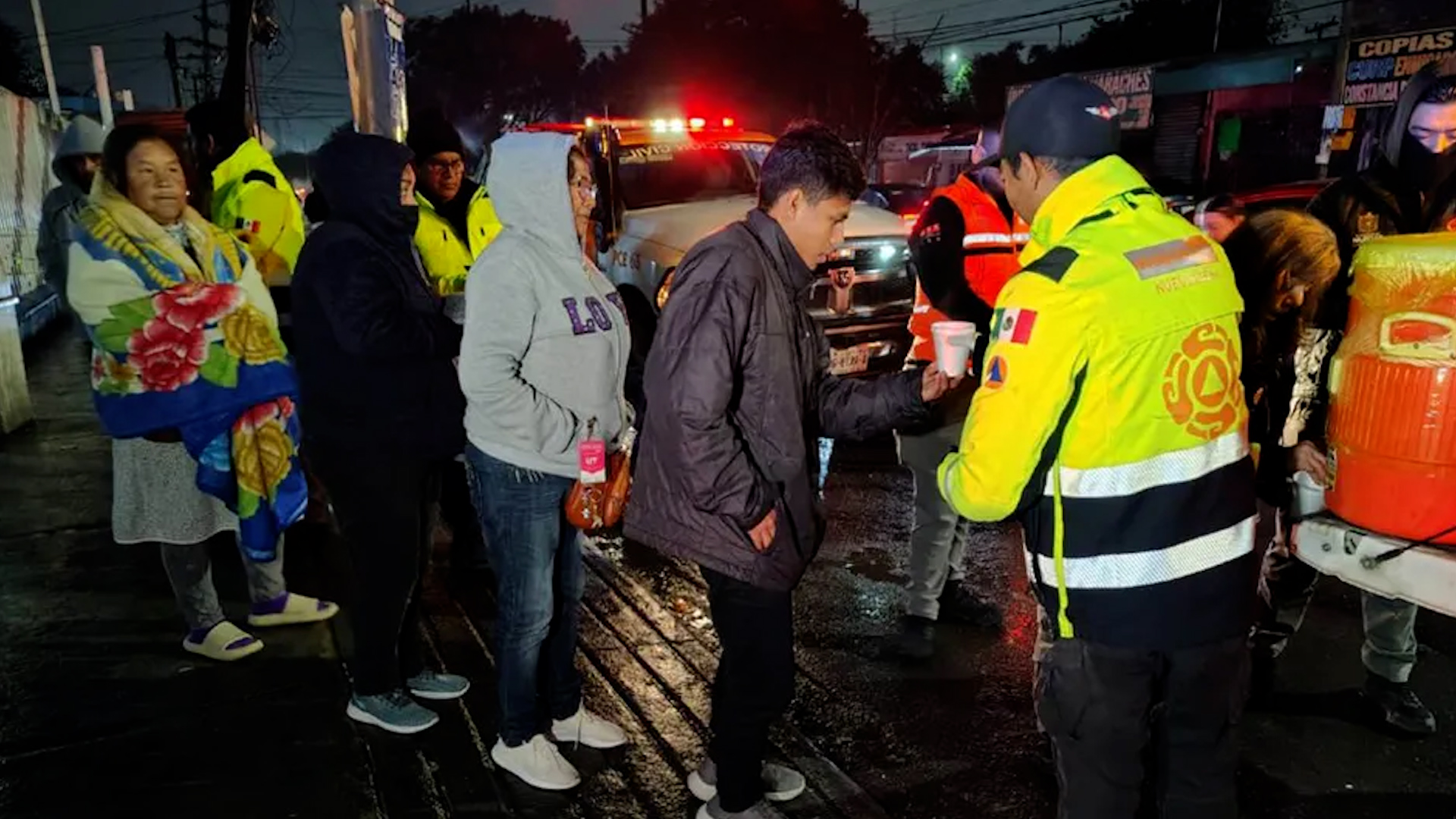 Elementos de esta organización reparten cobijas y bebidas calientes a las personas que se encuentran cerca de los puntos de reparto.