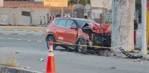 Camioneta chocada en avenida Ruiz Cortines en Monterrey.