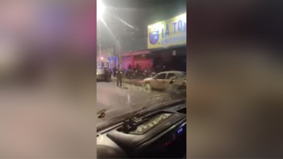 Policías acordonaron las inmediaciones del bar La Tóxica, en Tultitlán, luego de que se reportaron balazos.