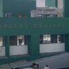 Se observa un edificio color verde y dice Hospital General de Zona.
