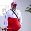 Antonio Mohamed cargando su maleta luego de arribar a su hotel en Monterrey.
