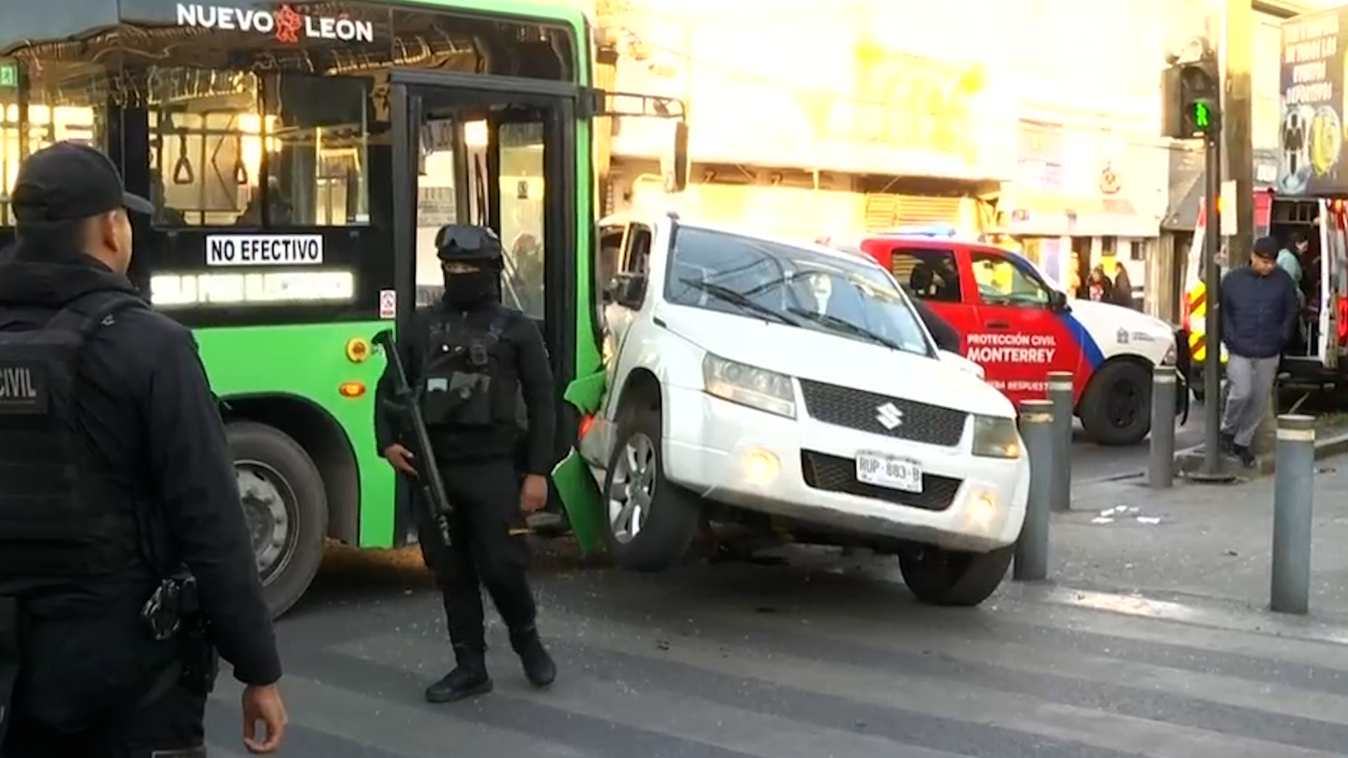 Un aparatoso choque entre un camión de la Ruta 99 Tamaulipas y una camioneta blanca dejó una mujer y una menor lesionadas en el centro de Monterrey.
