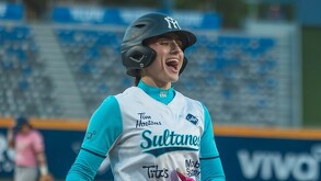 Baylee Klynger portando la camiseta y casco de Sultanes Femenil.
