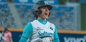 Baylee Klynger portando la camiseta y casco de Sultanes Femenil.