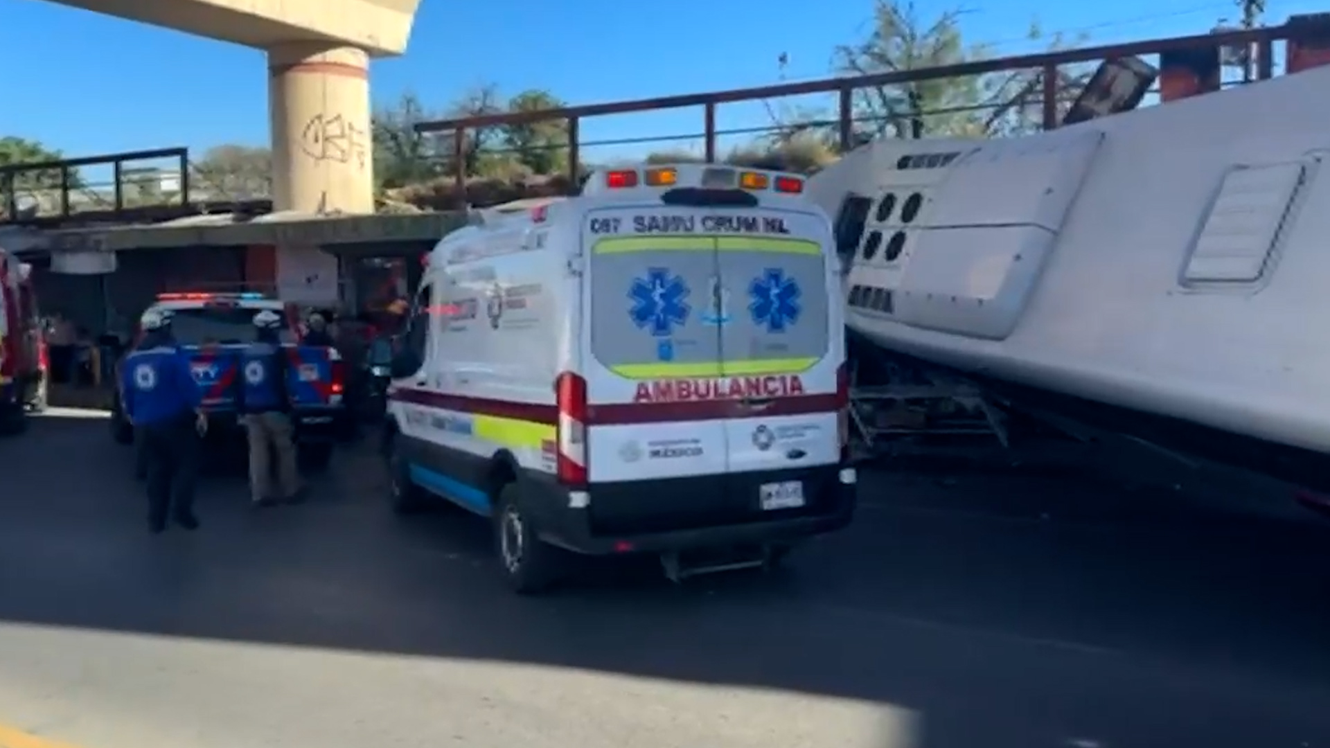 Un camión de la Ruta 405 impactó contra tres negocios en el Mercado Francisco Villa, Monterrey. Dos comerciantes resultaron heridos.