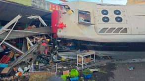 Un camión de ruta urbana se impactó contra un mercado en la colonia Moderna, en Monterrey, la tarde del domingo 18 de enero.