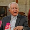 El Cardenal Robles Ortega, un hombre mayor con traje oscuro y alzacuellos, está sentado dando una declaración ante dos micrófonos con logotipos de TELEDIARIO