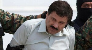 Joaquín Guzmán Loera, alias El Chapo Guzmán, viendo hacia un costado mientras es sujetado por militares de México