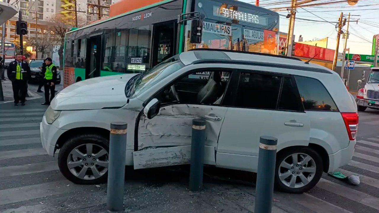 Un choque entre un camión de la ruta 99 Tamaulipas y una camioneta particular dejó como saldo dos lesionadas.