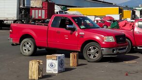 Camioneta estacionada afuera de la Central de Abasto de la ciudad de Puebla.
