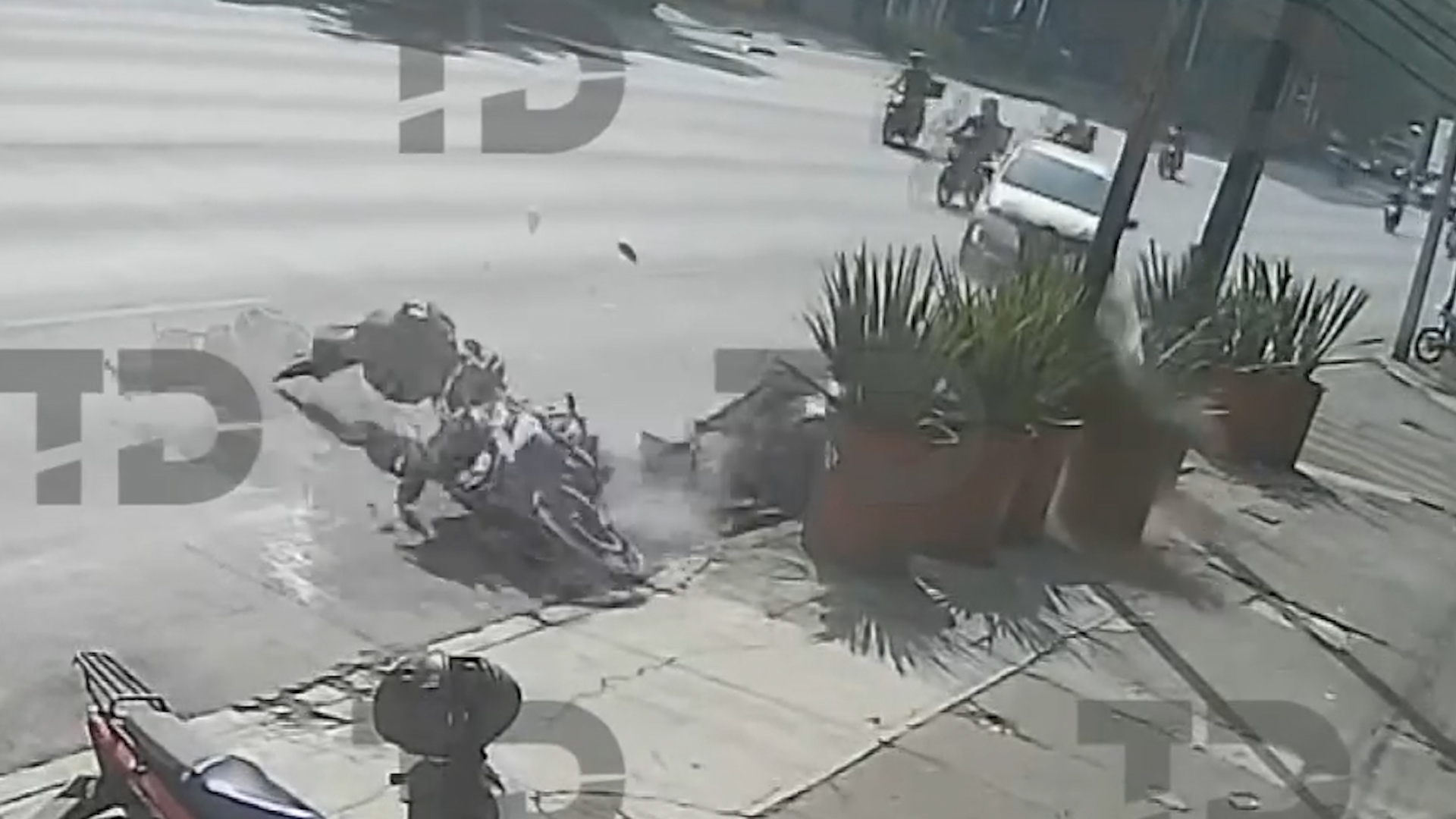 Una conductora realizó una maniobra prohibida en reversa, provocando que dos motociclistas que salieran proyectados.