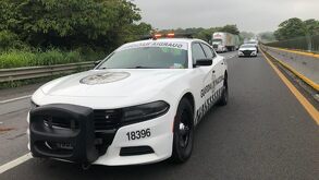 Patrulla de la Guardia Nacional cierra una carretera por hallazgo de un cuerpo en Veracruz.