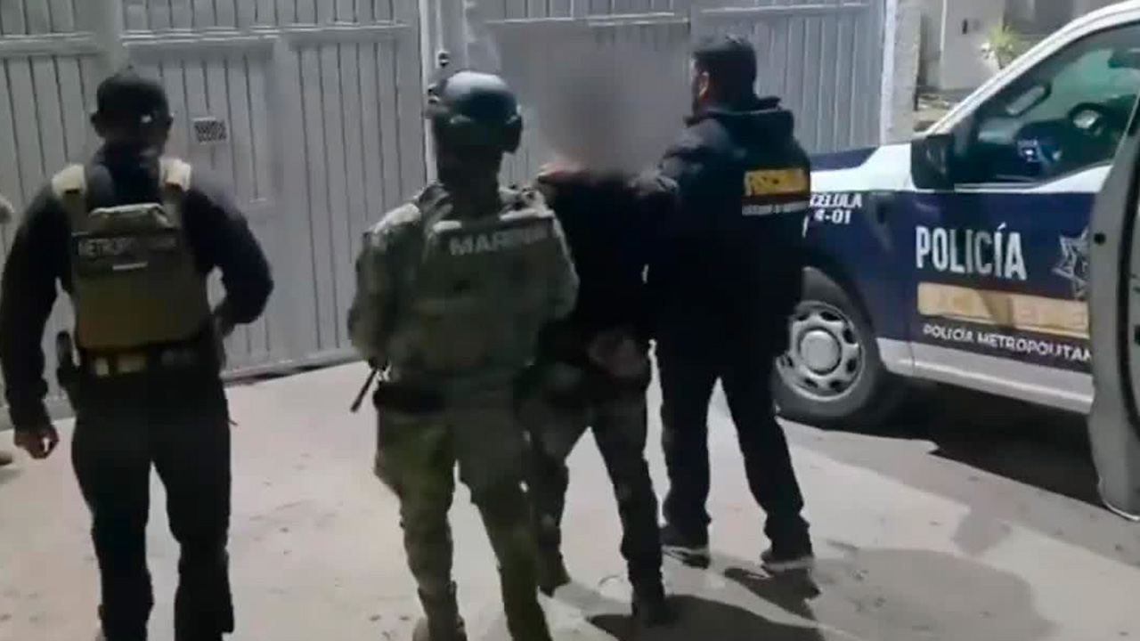 Jonathan “N”, alias 'El Ray', identificado como líder del grupo delictivo Crazy Group, vinculado a La Chokiza, fue detenido en Ecatepec.