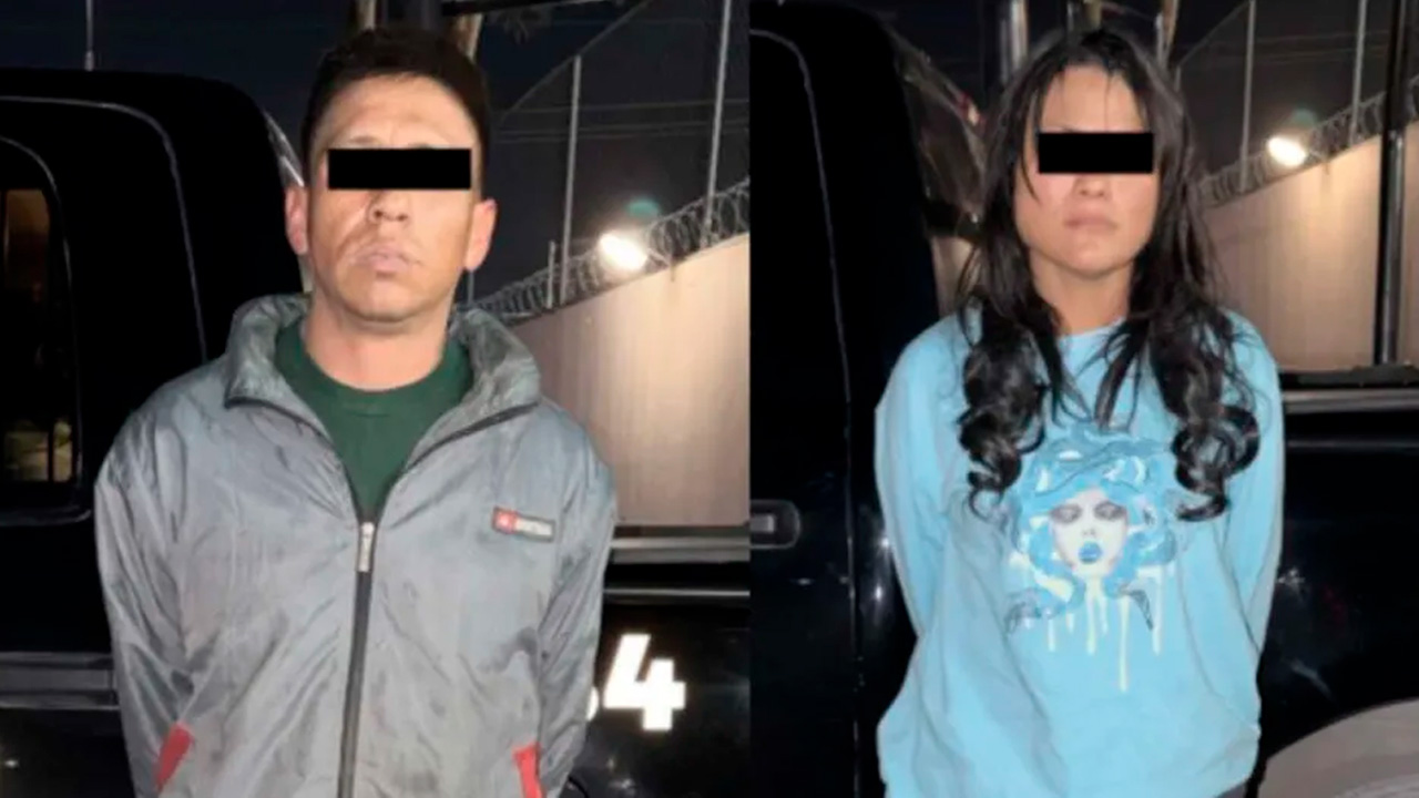 Un hombre y una mujer fueron detenidos por la Policía de Monterrey tras asegurarles armas largas, droga y una motocicleta con reporte de robo.